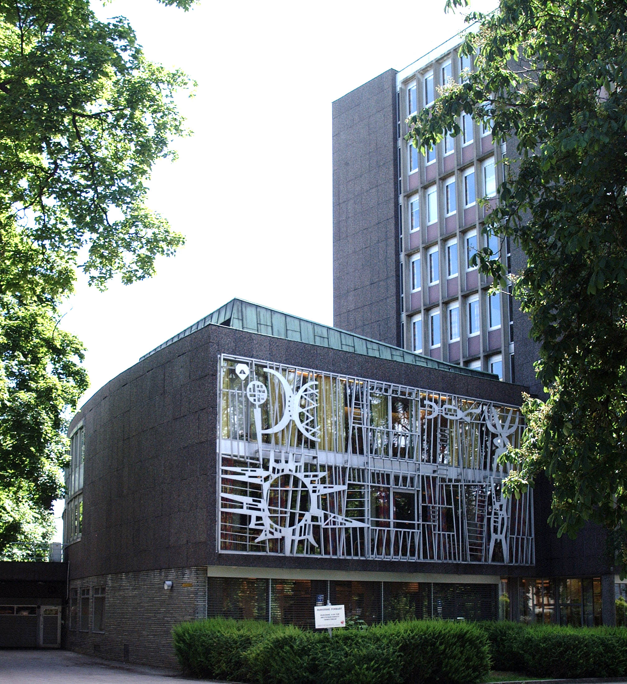 Bilde av Rikstrygdeverket med Arne E. Holms metallarbeider på lavblokkens fasade. Foto: Eirik T. Bøe, Riksantikvaren