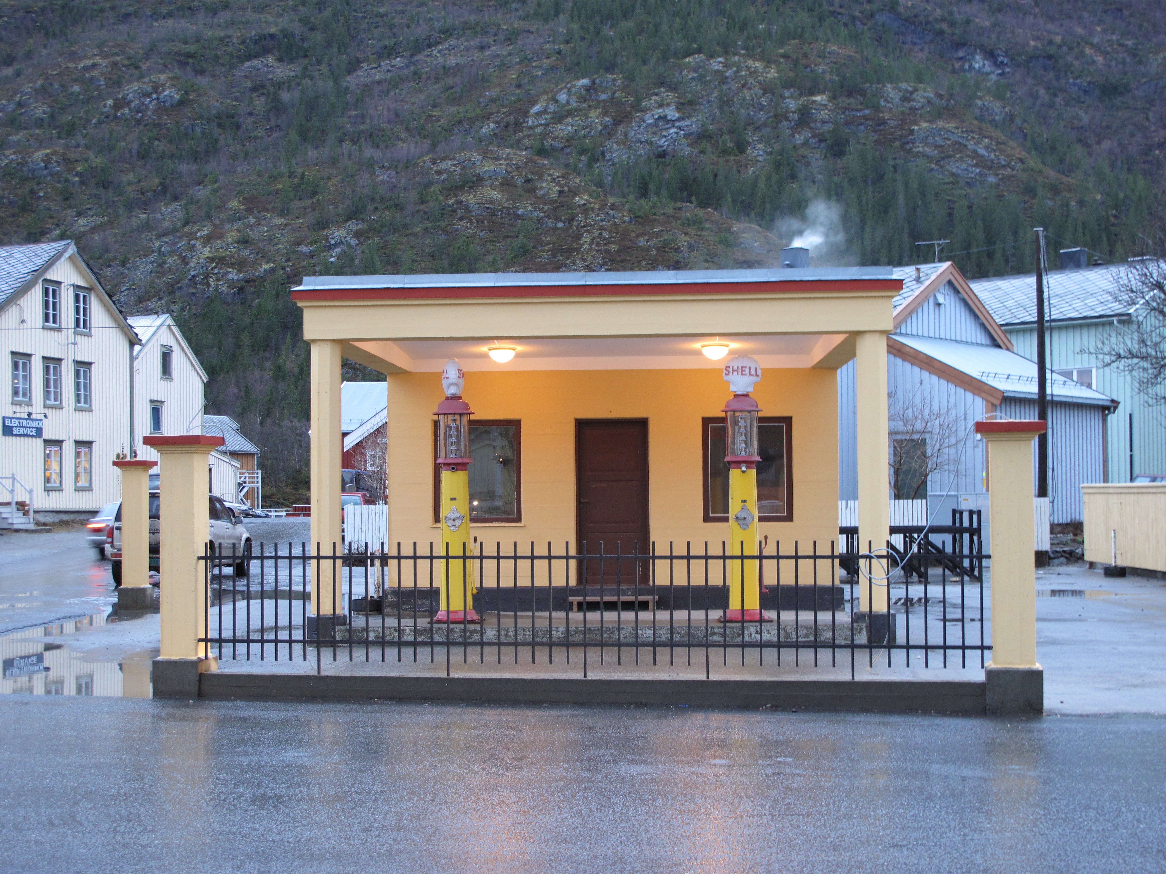 Bilde av den fredete Shell-stasjonen i Mosjøen. Foto: Nordland fylkeskommune