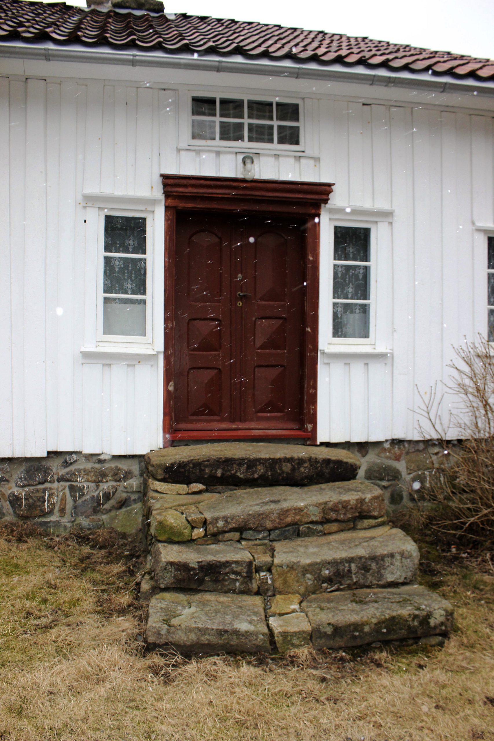 Bilde av inngangsdøren til våningshuset på Sigersvoll. Foto: Bodil Paulsen, Riksantikvaren