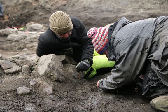 Bilde av utgraving av det som arkeologene mener er Klemenskirken til Olav den hellige. Her er arkeologer fra Norsk institutt for kulturminneforskning (NIKU) i arbeid. Foto: NIKU