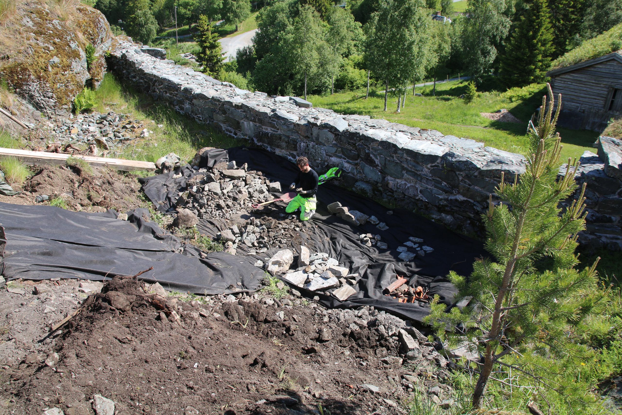 Bildet viser steinfunn fra brønnen på Sverresborg som studeres. Foto: NIKU