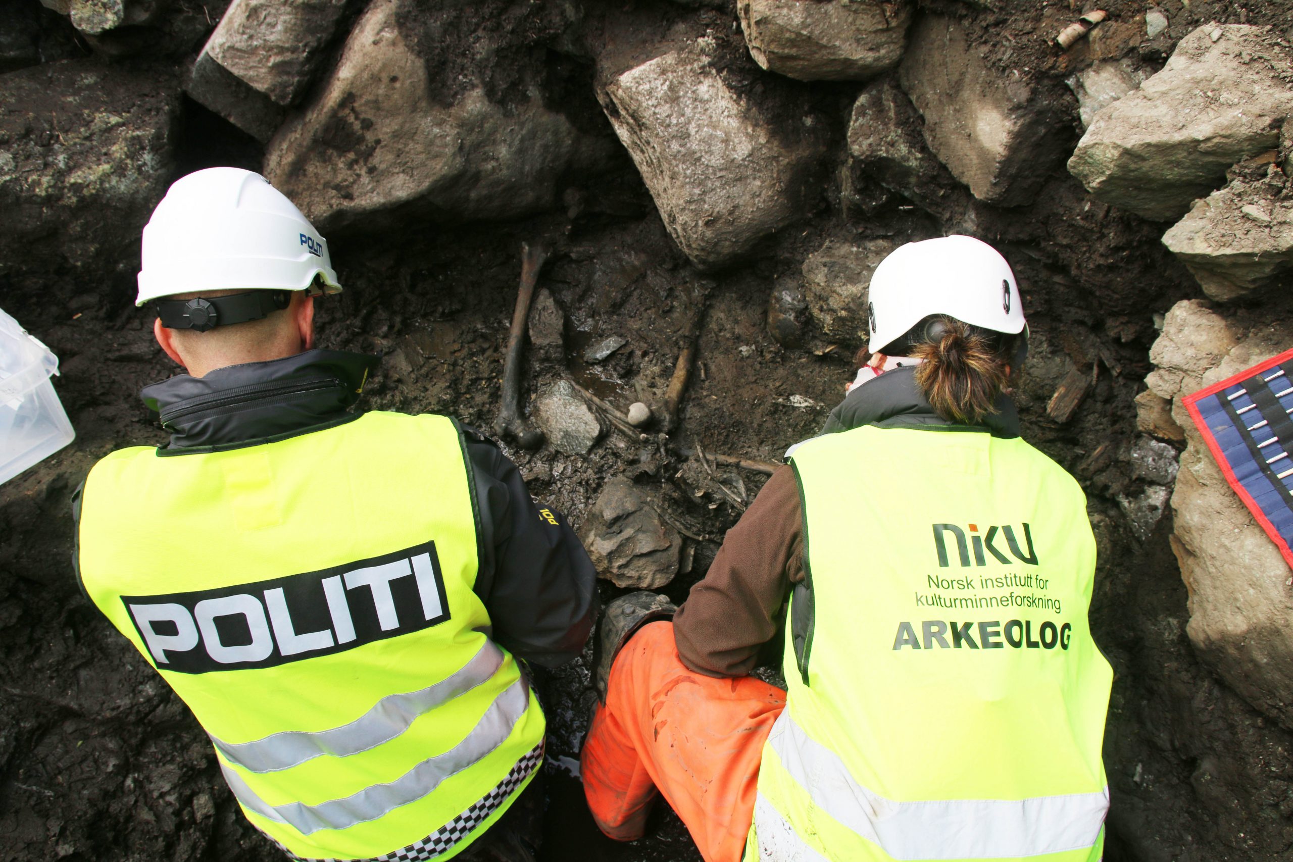 Bildet viser Åstedsgransker fra politiet hjelper arkeologene når hendelsesforløpet fra den dramatiske dagen i 1197 skal rekonstrueres. Foto: NIKU