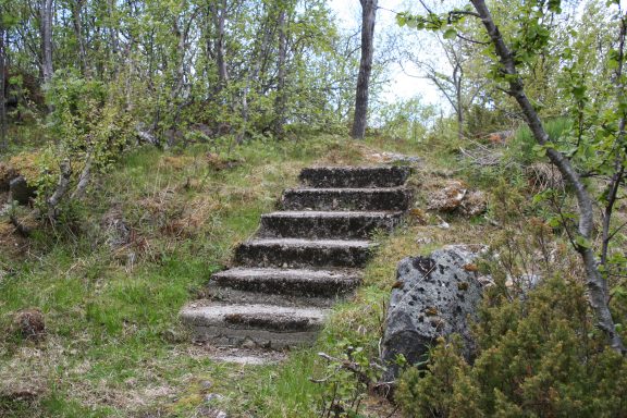 Bilde av rester etter en murtrapp i terrenget. Foto er tatt av Geir Olav Gramm, Riksantikvaren
