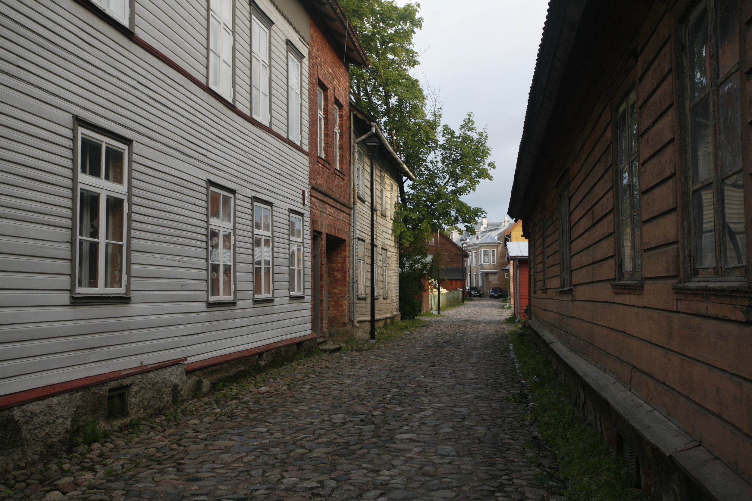 Gate mellom små trehus i Viljandi i Estland