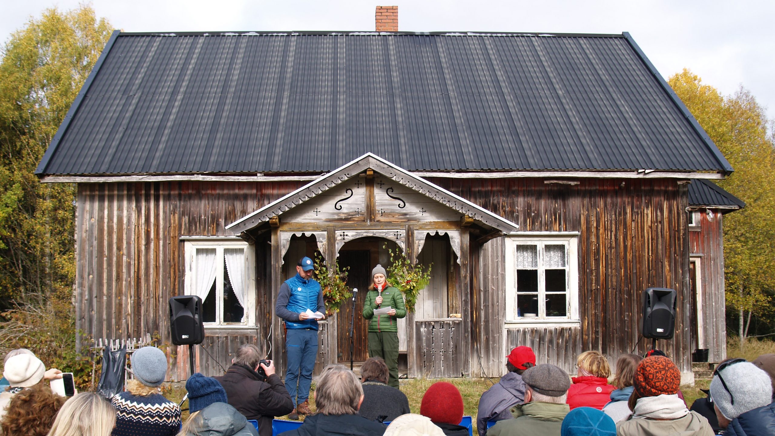 Bilde av Riksantikvar Hanna Geiran som ønsker de fremmøtte velkommen til åpen familiedag i Abborhøgda i Finnskogen som ligger i Kongsvinger kommune. Fotograf Synne Vik Torsdottir, Riksantikvaren