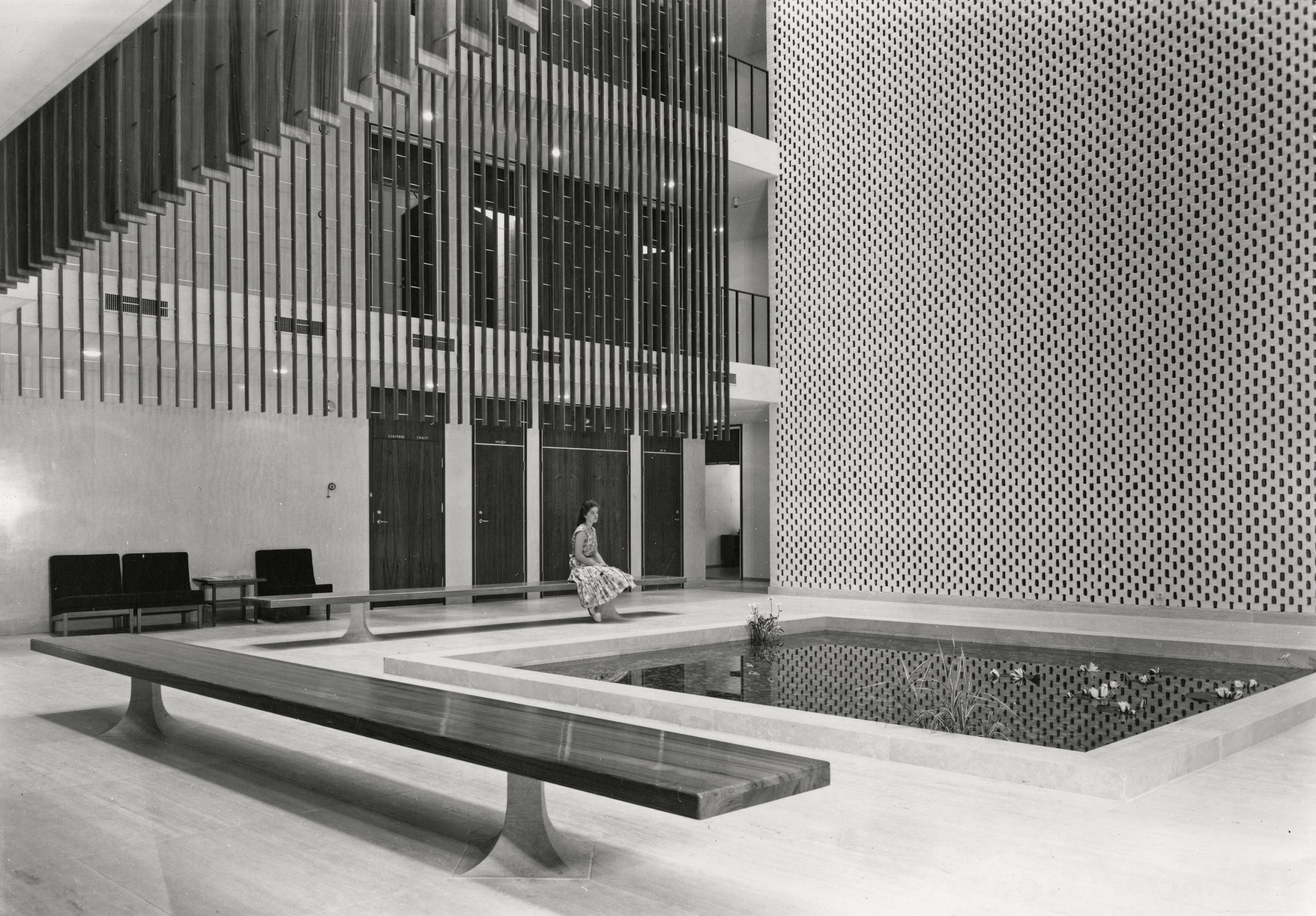 Bildet viser slik det så ut i ambassadens atrium da den åpnet i 1959. . Foto: Karl Teigen, Nasjonalmuseet