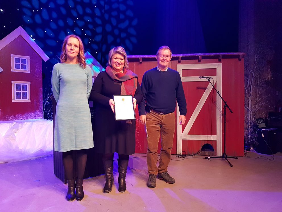 Bilde fra fredningsmarkeringen i Prøysenhuset. Riksantikvar Hanna Geiran, ordfører i Ringsaker Anita Ihle Steen og grunneier Johannes Hjelmestad. Foto: Siri Wolland, Riksantikvaren