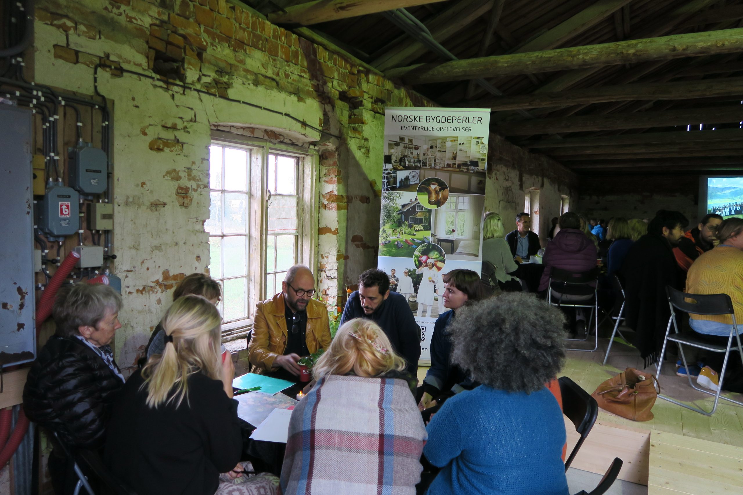 Bilde av deltakere fra inn - og utland deltok i små paneldebatter med temaer knyttet til kulturarv i dag. Foto: Mari Mette Eriksen, Riksantikvaren.