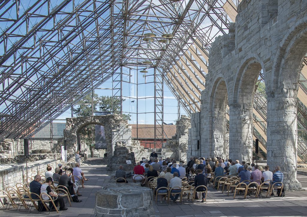 Bildet av vernebygget over domkirkeruinene som er fredet. Foto: Geir Ove Andreassen/Anno Domkirkeodden