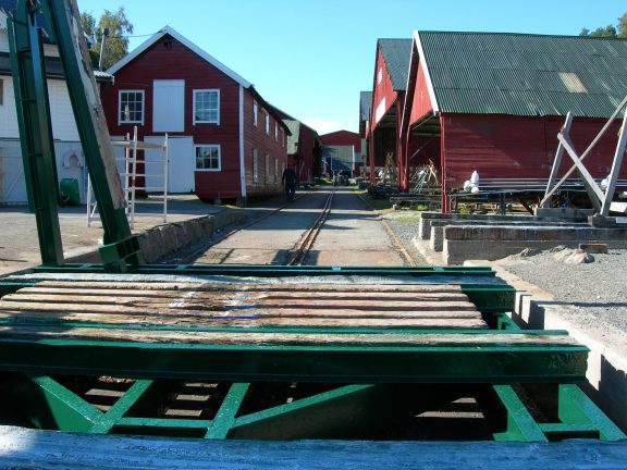 Bilde av skinnegangen og en elektrisk vinsj for å trekke opp båter. Foto: Eivind Lande, Riksantikvaren.