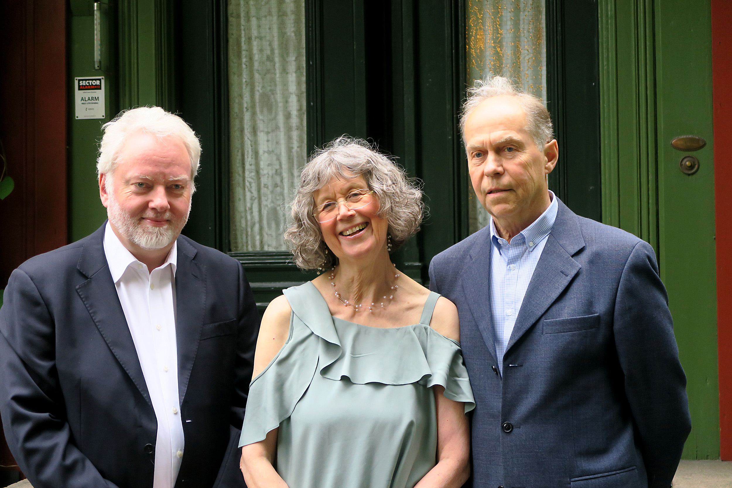 Bilde av Riksantikvaren Jørn Holme sammen med Vibeke og Gunnar Sæther. Foto er tatt av Karen Thommesen, Riksantikvaren