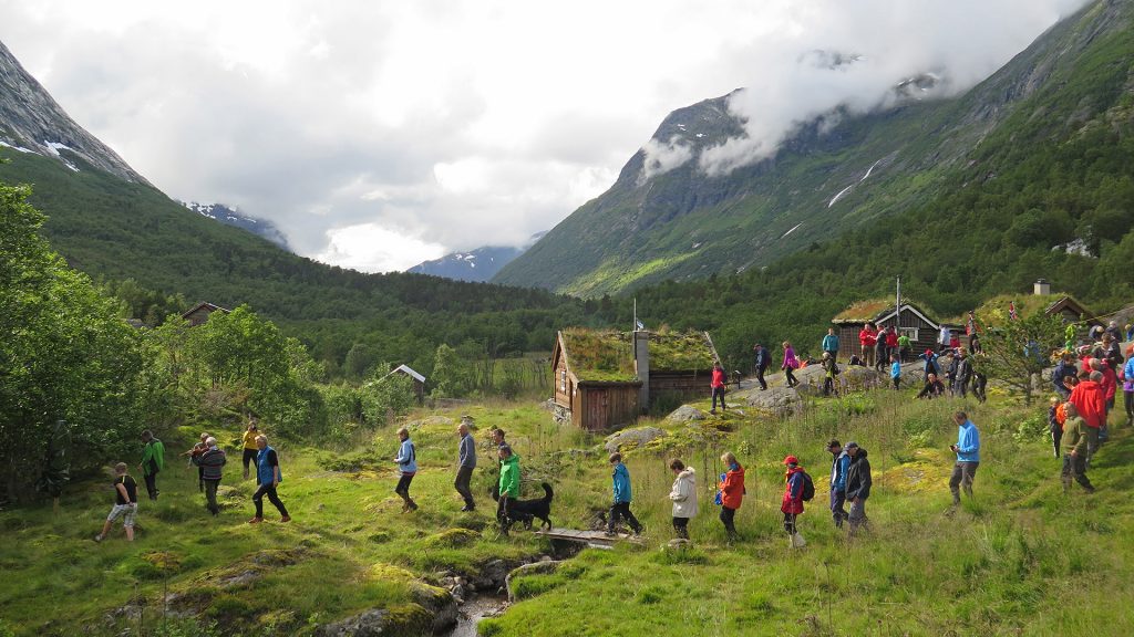 Bilde fra åpningen av ferdselsvegen over Kamperhamrane i 2015, en av de eldste ferdselsvegene over fjellet mellom mellom Øst- og Vest-Norge. Foto: Louise Brunborg-Næss