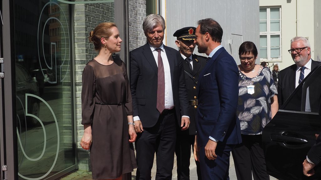 Bilde av Riksantikvar Hanna Geiran, Klimaminister Ola Elvestuen og H.K.H. Kronprins Haakon før åpningen av Klemenskirkeutstillingen. Bak fra venstre: Politimester Nils Kristian Moe, ordfører Rita Ottervik og fylkesmann Frank Jenssen. Foto: Siri Wolland, Riksantikvaren