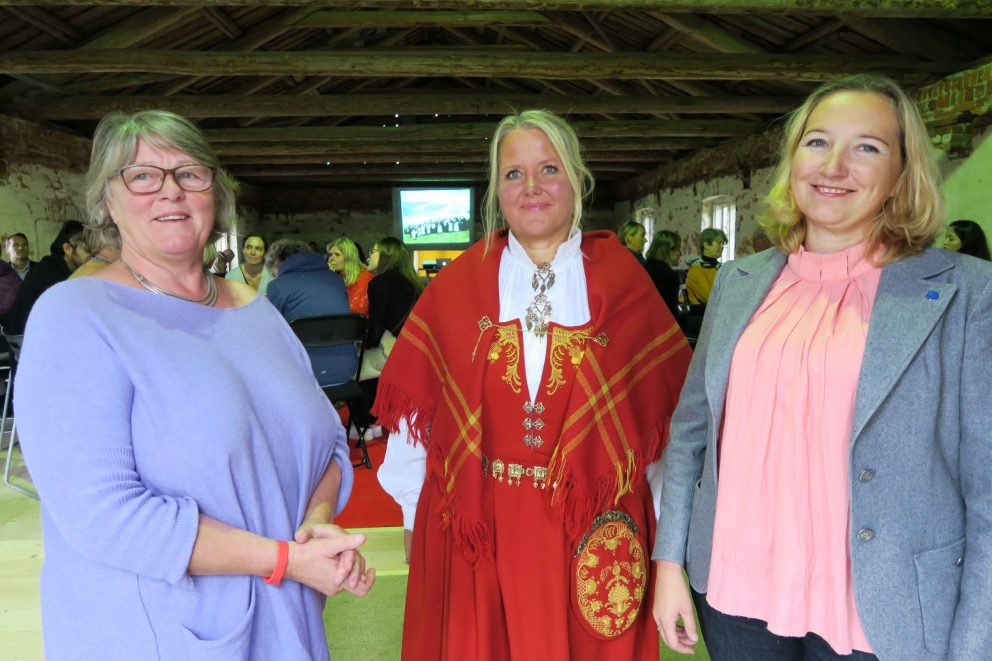 Bilde Kulturminnedagene Foredragsholdere: F.v: Lise Kristensen (Huser gård), ordfører i Nes kommune Grete Sjøli og generalsekretær i Kulturvernforbundet Toril Skjetne åpnet Kulturminnedagene 2018. Foto: Mette Eriksen, Riksatikvaren.