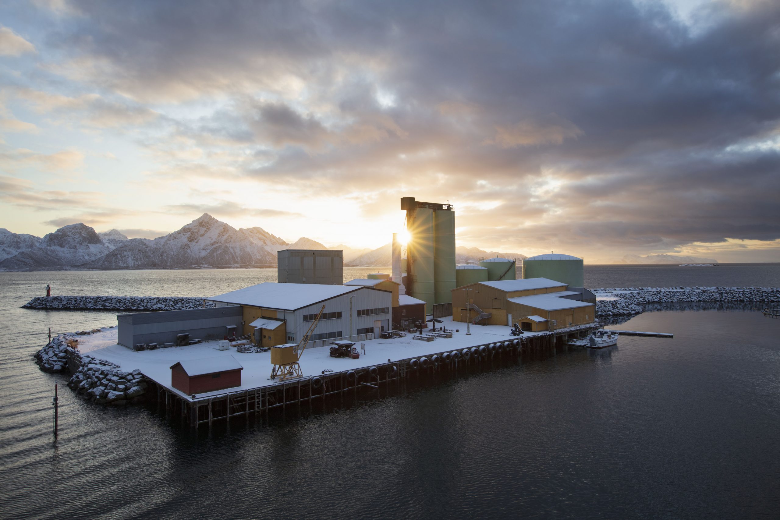 Bilde viser Neptun Sildoljefabrik som ble etablert i 1910 og ligger på Svinøya, i Hadsel kommune, Nordland fylke. fotograf er Trond Isaksen
