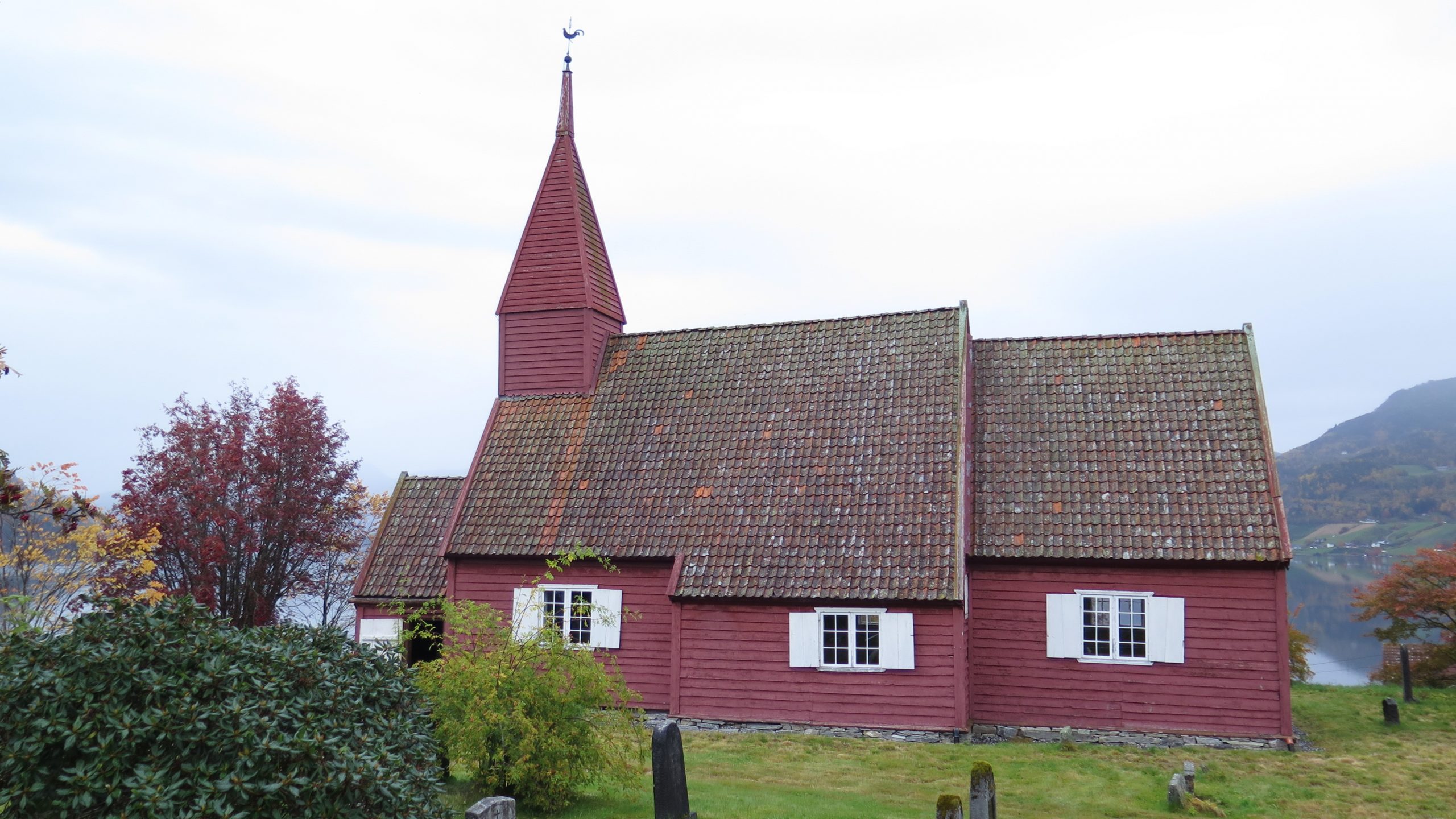 Bilde av Gimmestad kirke i Sogn og Fjordane, som er en av kirkene som har fått tilskudd. Fotograf er Ingeborg Magerøy