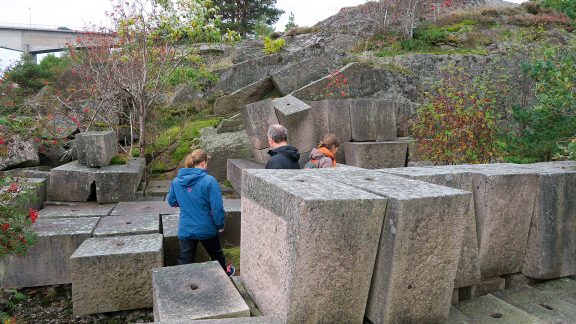 Bilde av Gigantiske granittblokker i "mannshøyde" med kilehull til det påtenkte monumentet. Foto: Ståle Arfeldt Bergås, Riksantikvaren