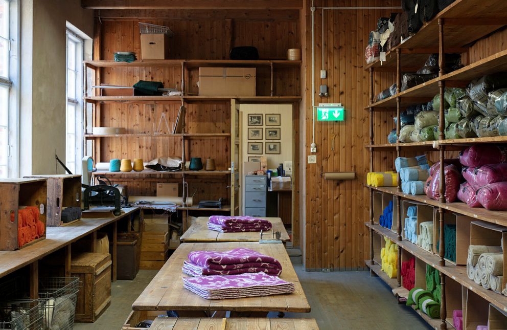 Bilde av ferdige tepper og garn klare for salg. Foto: Trond Isaksen