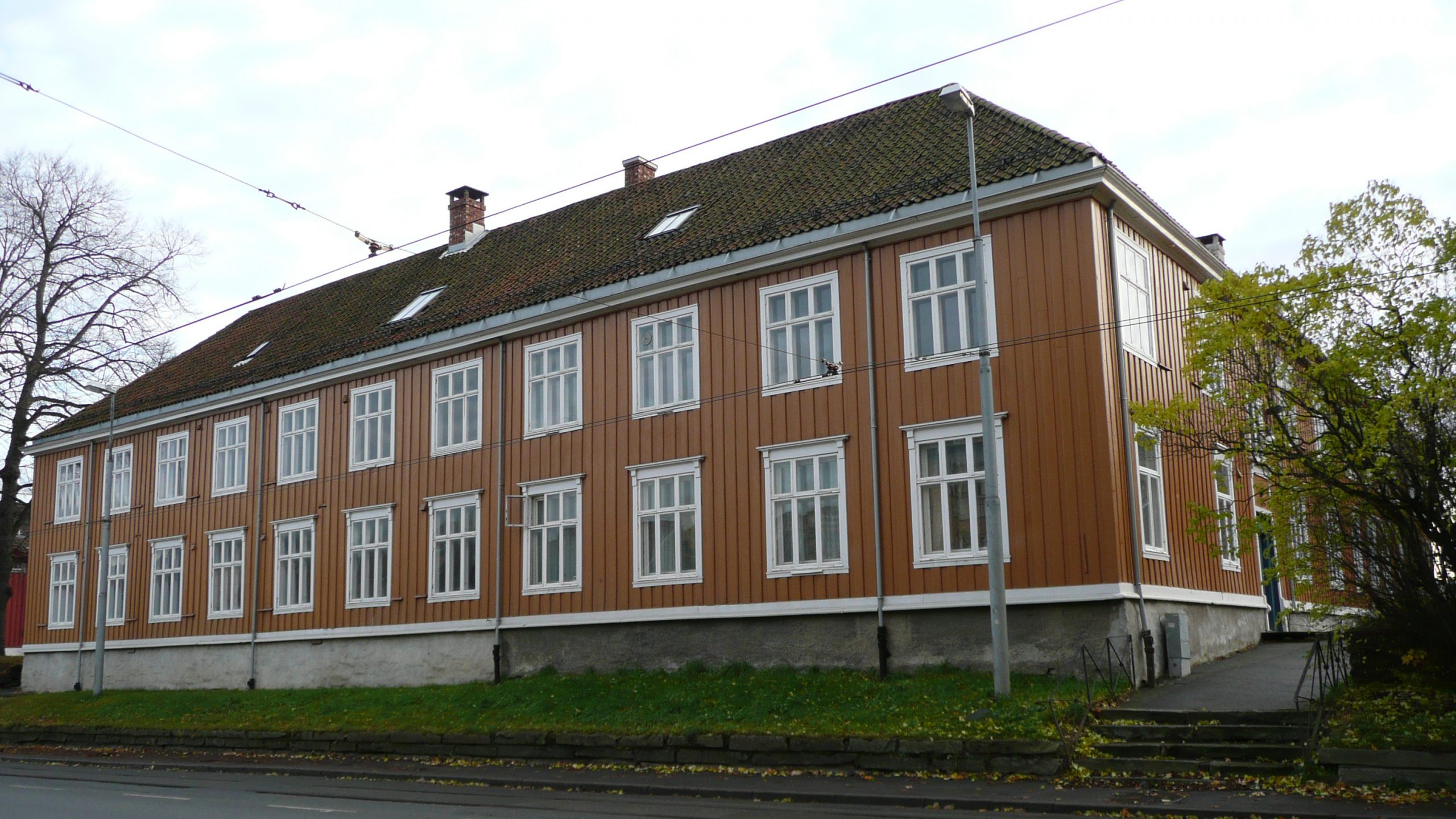 Bildet viser det orgerlige sykehus fra 1805, i Kongensgt. 93 i Trondheim.. Foto er lånt av Statsbygg