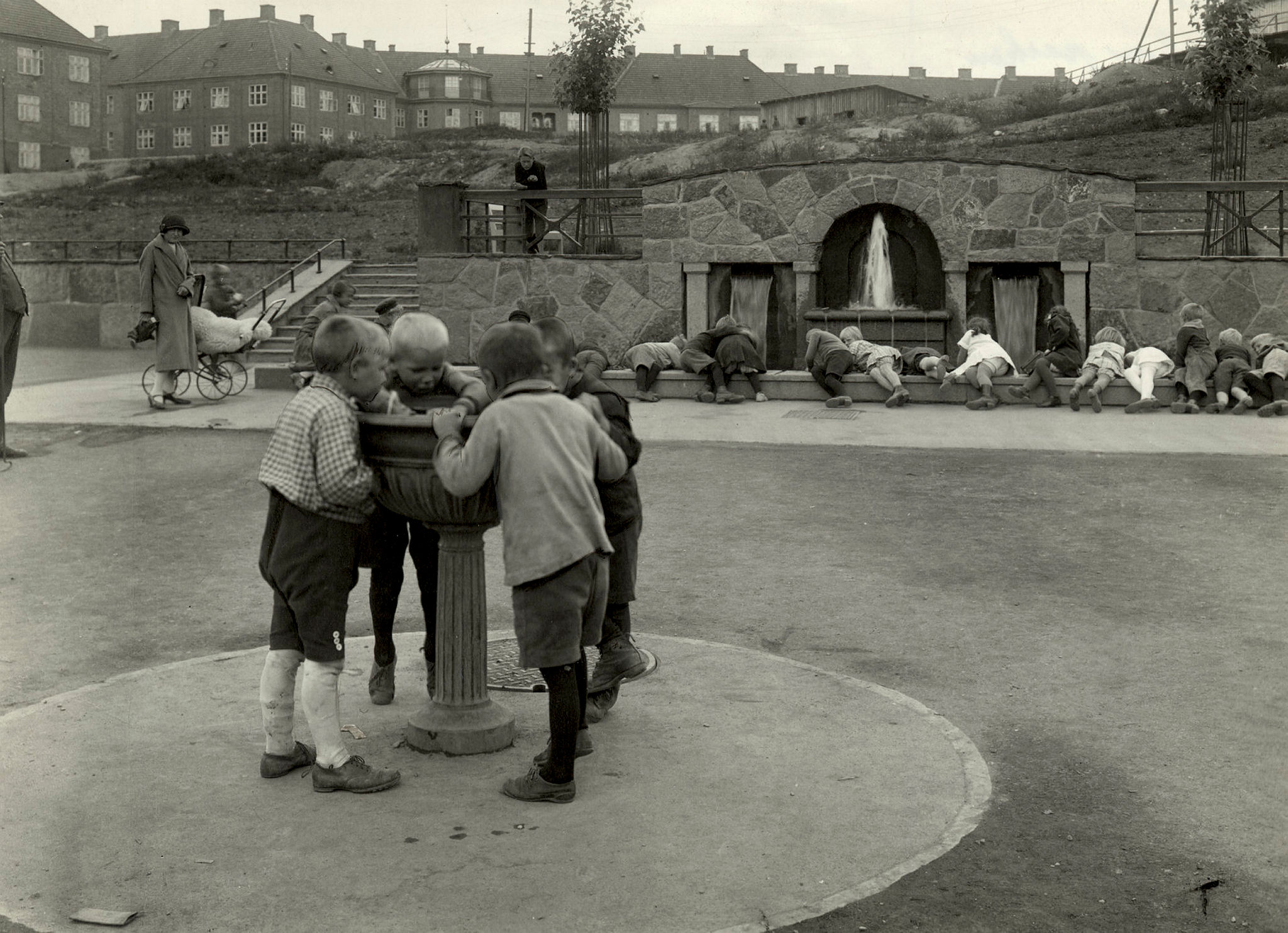 Barn samlet rundt fontene i Torshovparken