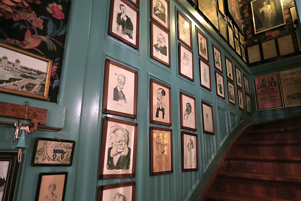 Bilde fra innsiden av huset. Portretter og andre gjenstander i huset forteller en betydelig revy- og teaterhistorie. Foto er tatt av Karen Thommesen, Riksantikvaren