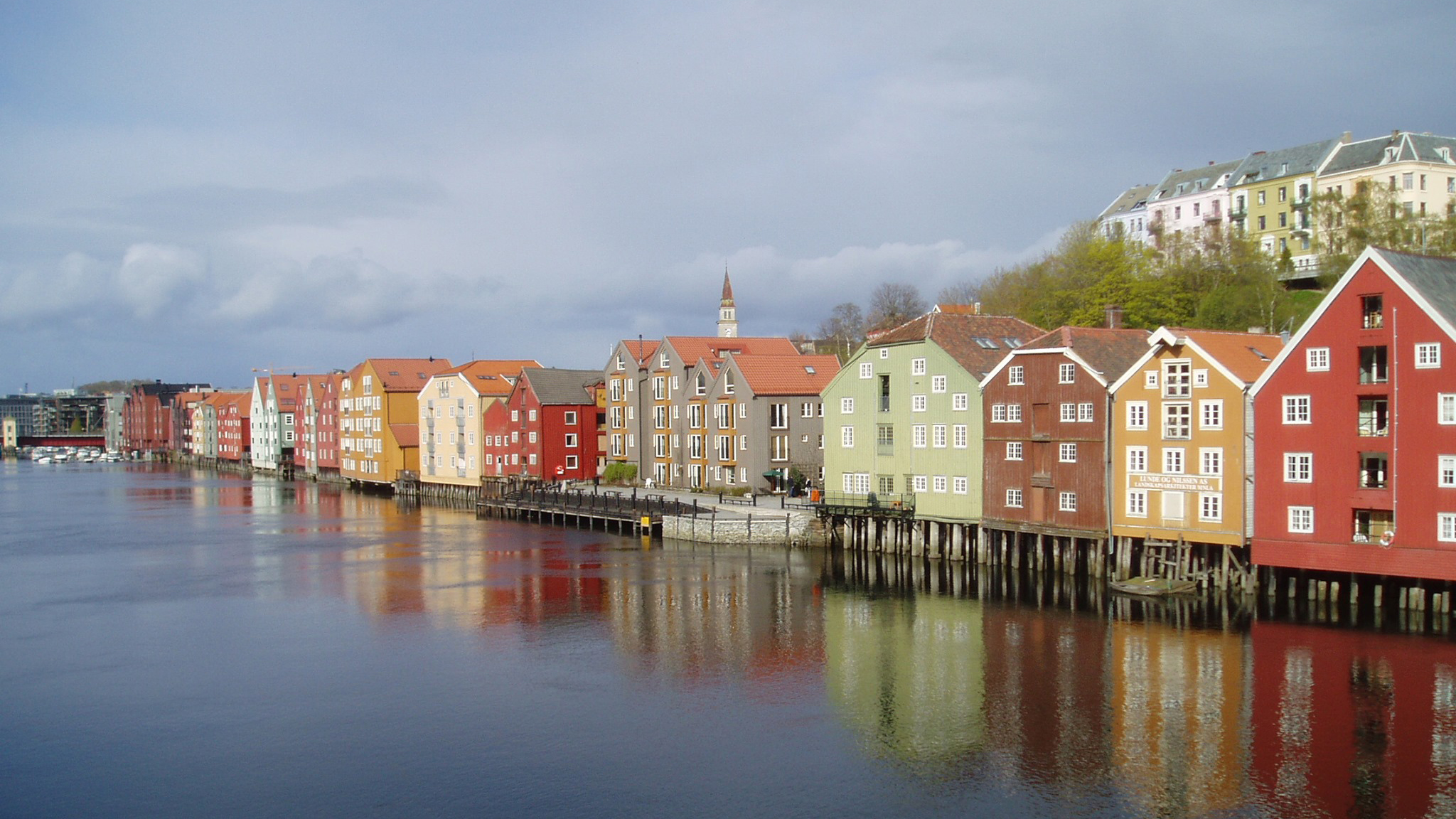 Bilde av bryggen i Trondheim, hvor konferansen starter. Foto er hentet fra Riksantikvarens arkiver