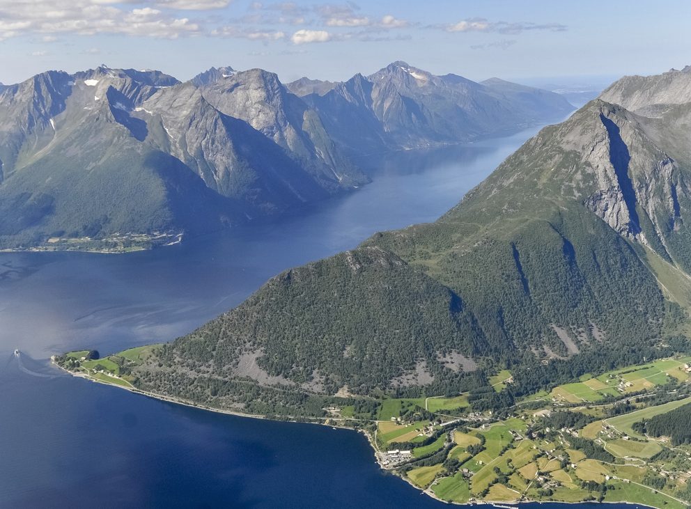 Flyfoto av Norangsdalen - Hjørundfjorden. Foto: Per Urke