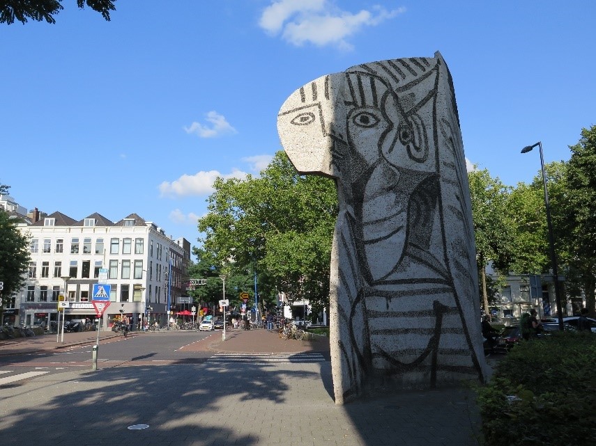 Picassos statue «Sylvette» i Rotterdam, med mønster som er sandblåst inn i slettstøpt betong