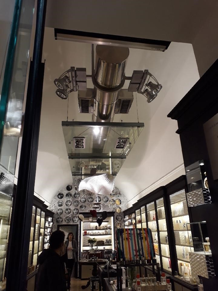 Butikklokale i Roma hvor nyere teknisk tillegg er gjort til et bevisst synlig og kontrasterende innslag i rommet
