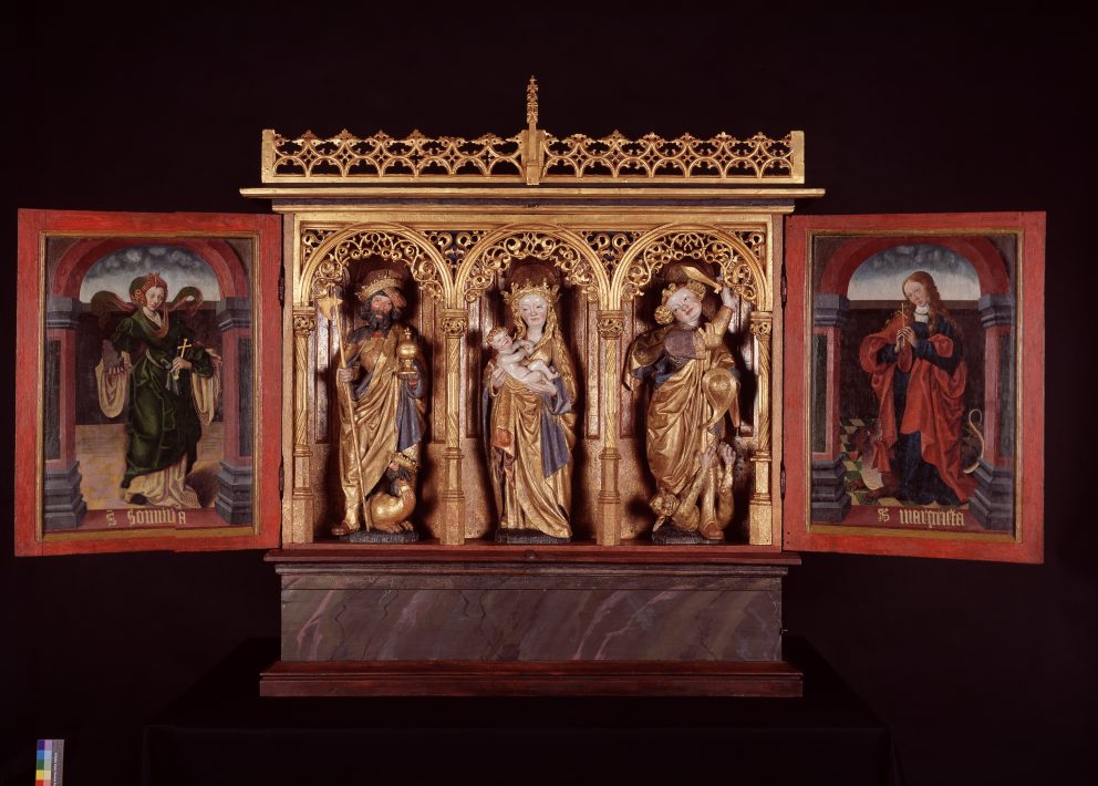 Bilde av alterskapet i Leka kirke