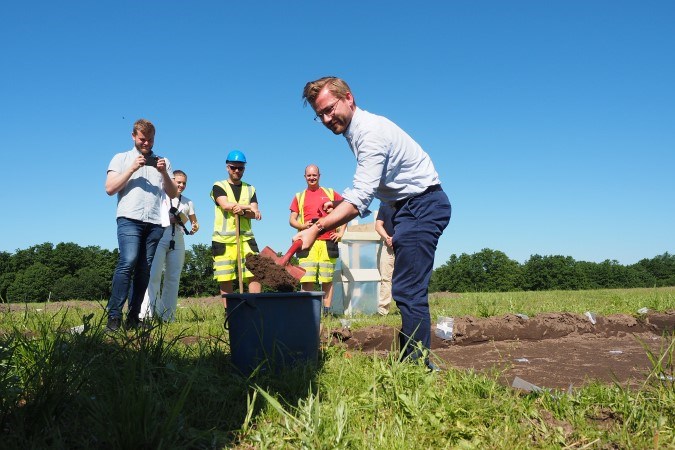 Klima- og miljøminister Sveinung Rotevatn tok første spadestikk på Gjellestad (arkeologisk utgraving)