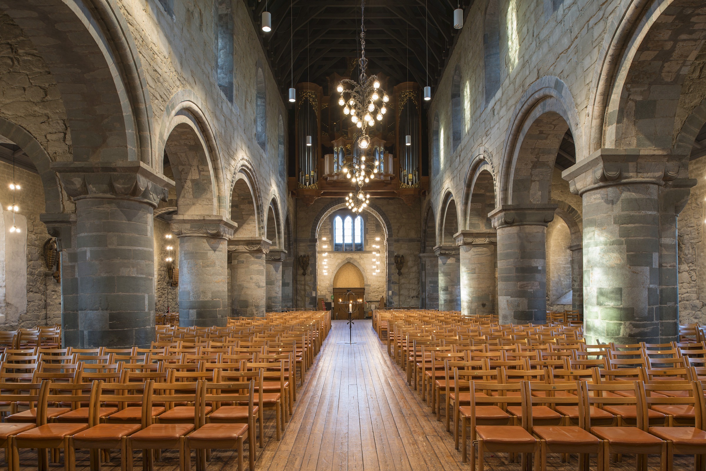 Interiør av Stavanger domkirke, en steinkirke med tregulv og trebenker