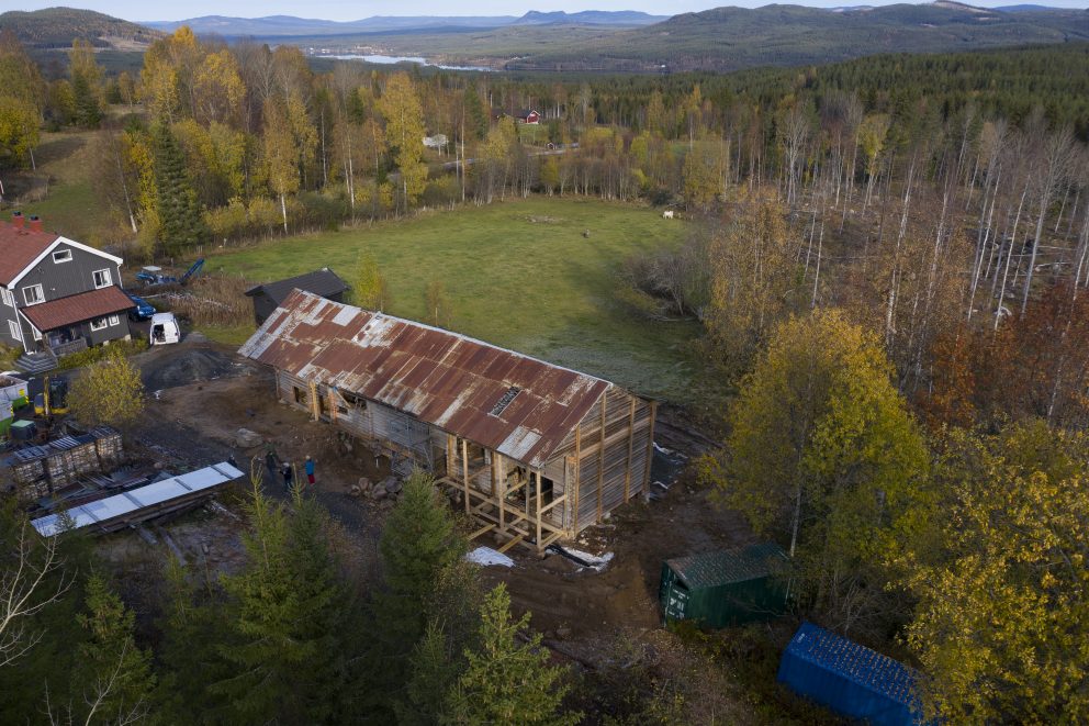 Landskapsbilde i fugleperspektiv av gammel låve