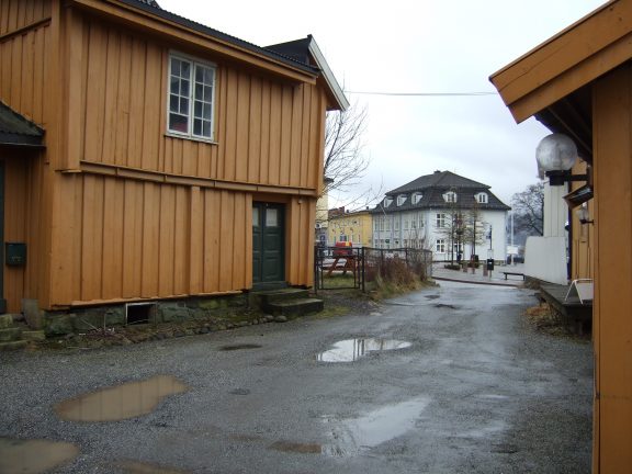 Bilde av gårdsplassen med utsyn mot torget. Foto: Akershus fylkeskommune
