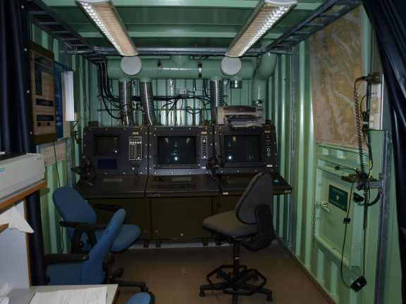 Bilde inne i Herdla Torpedobatteri. Kommandoplassen i torpedokontrollrommet. Foto: Anne Midtrød, Riksantikvaren