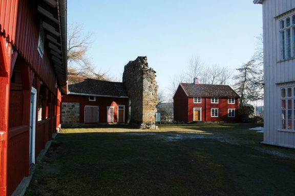 Gårdens hovedbygning er sammenbygget med ruinen etter klosterkirken. Foto: Linda Veiby, Riksantikvaren