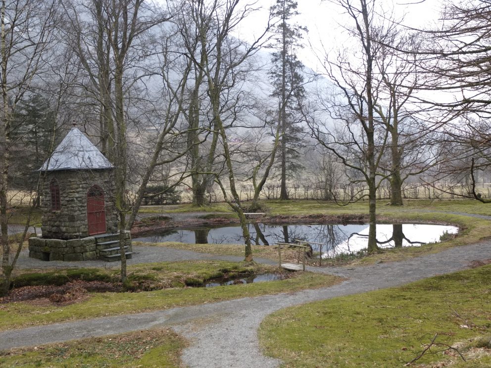 Bilde av Paviljongen Paddetårnet. Tårnet er egentlig et lysthus. ble bygd på et «podium» av tørrmuret, tuktet (hugget) stein. Selve tårnet er murt av utuktet (hugget til å se "naturlig" ut) stein lagt i mørtel. Det går en steintrapp opp til podiet og en inngangsdør i tre med fiskebensmønster. Døråpningen har spissbue hvor selve buen består av et overlysvindu. Foto: May Britt Håbjørg, Riksantikvaren
