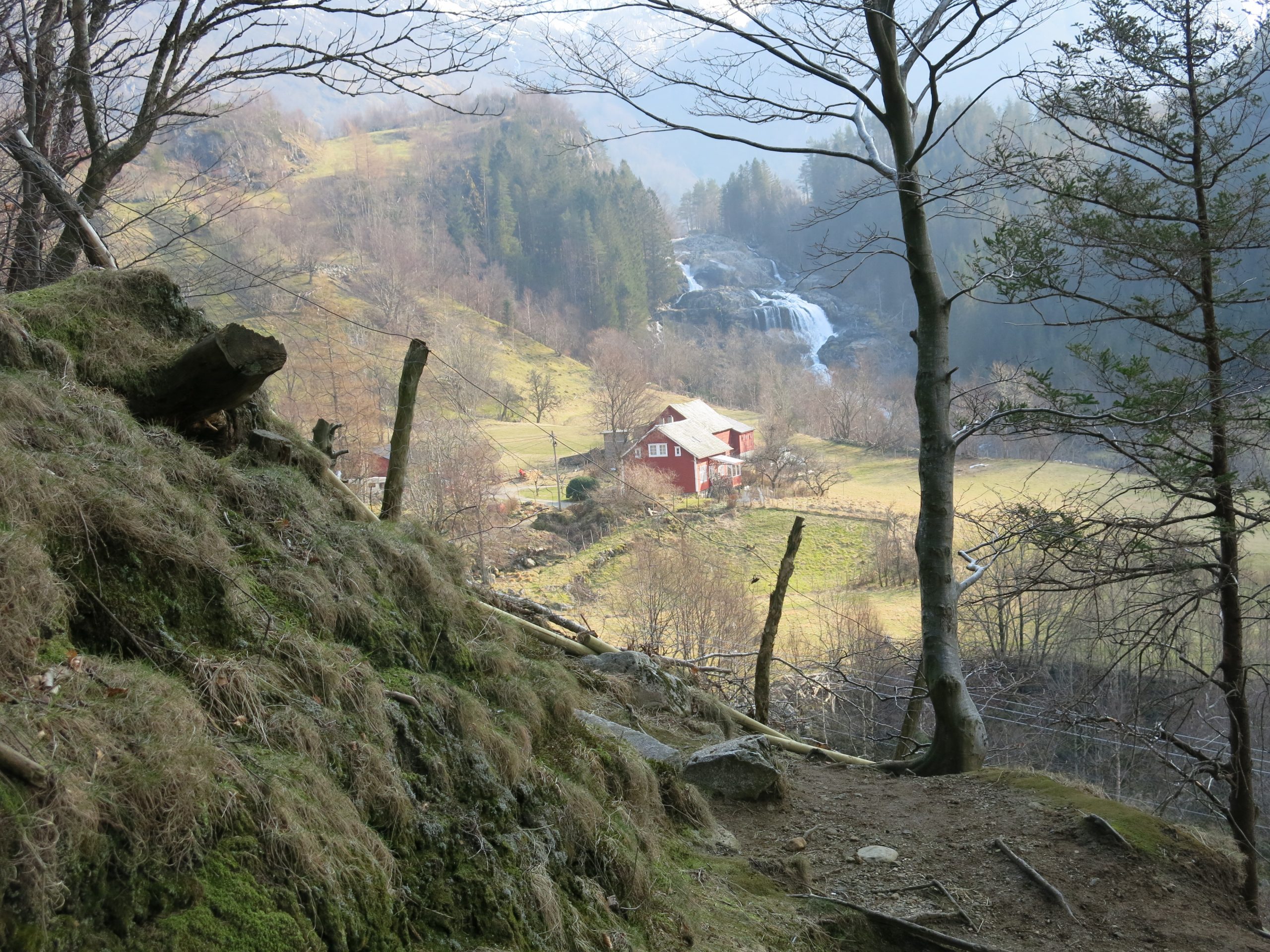 Overiktsbilde av Rosendals kulturlandskap med Hattebergfossen. Bildet er tatt oppe ved fjellet hvor man ser ned i dalen og bebyggelsen. Foto: May Britt Håbjørg, Riksantikvaren