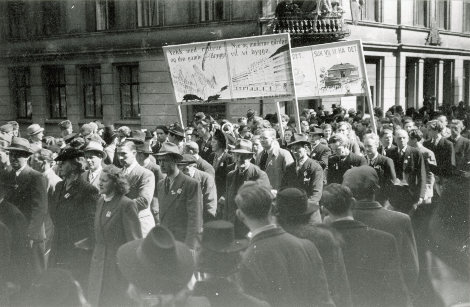 Demonstration for the demolishing of Bryggen in Bergen in 1945/1946. There were calls to demolish “German bryggen” around 1900, after the Second World War and in the 1950s. Today, Bryggen in Bergen is considered a national treasure and has been inscribed on the UNESCO World Heritage List. It is also one of Norway’s top tourist attractions. Photo: Unknown, the Directorate for Cultural Heritage