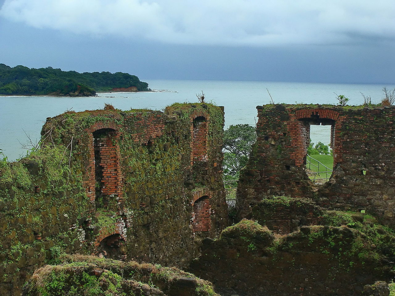 Photo of the ruins of Fort San Lorenzo. The fort in Portobelo-San Lorenzo on Panama’s Caribbean coast is a World Heritage site facing major conservation and maintenance issues relating to its masonry work. Photo by Ivo Kruusamägi (CC BY-SA 3.0) via Wikimedia Commons