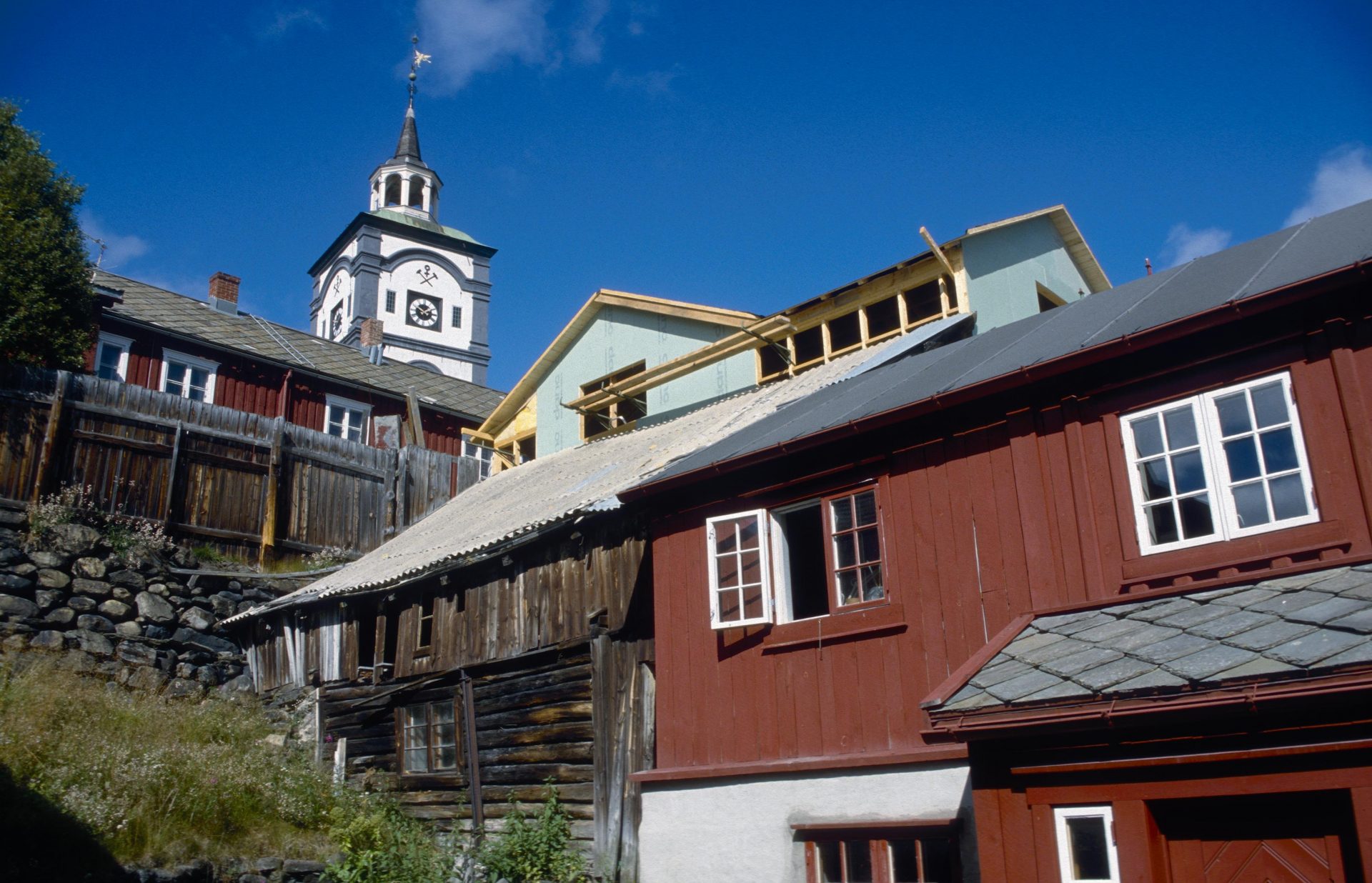 The World Heritage site in Røros features diverse architectural structures. Photo: Trond Taugbøl, the Directorate for Cultural Heritage