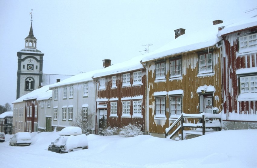 Røros Kjerkgata in Røros on a cold winter’s day. Photo: Trond Taugbøl, the Directorate for Cultural Heritage