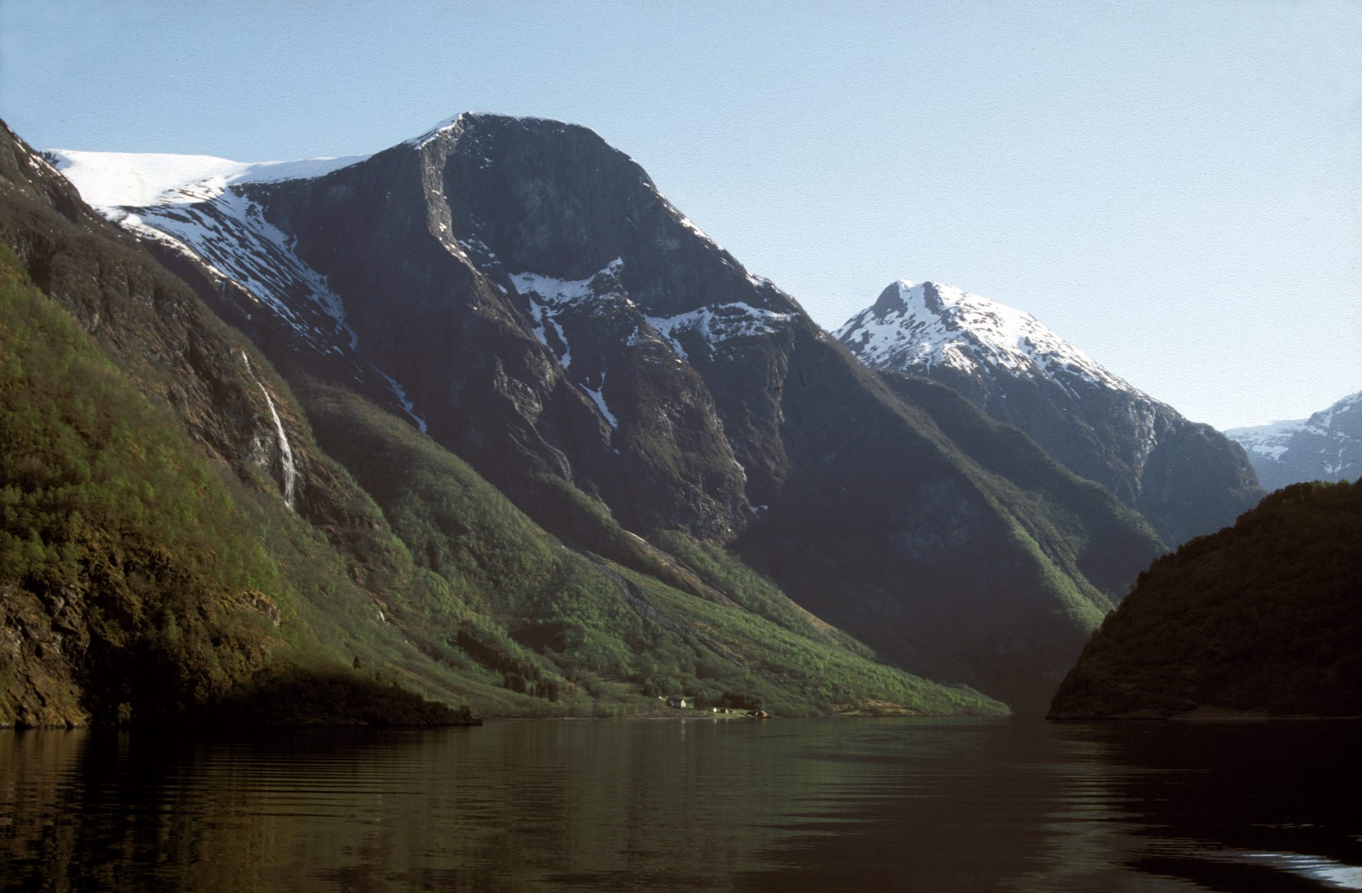 Photo of Styvi Gaard, an old farm, by the sea in Nærøyfjord. It is part of the West Norwegian Fjords World Heritage site. Photo: Trond Taugbøl, the Directorate for Cultural Heritage