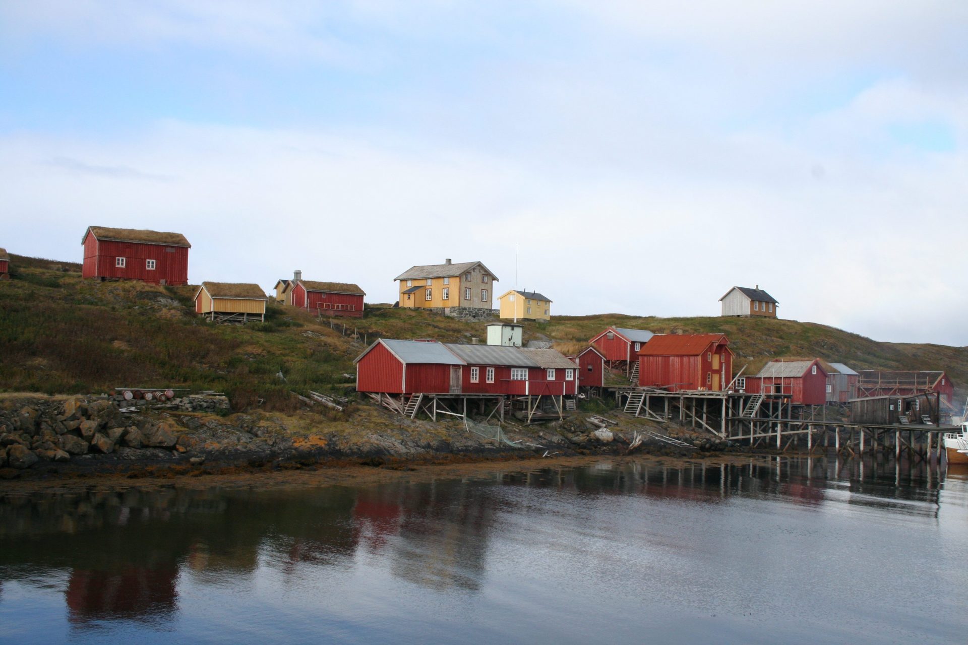 Photo of the buildings by the shore at the Vega Archipelago. Photo by Jon Brænne, the Directorate for Cultural Heritage