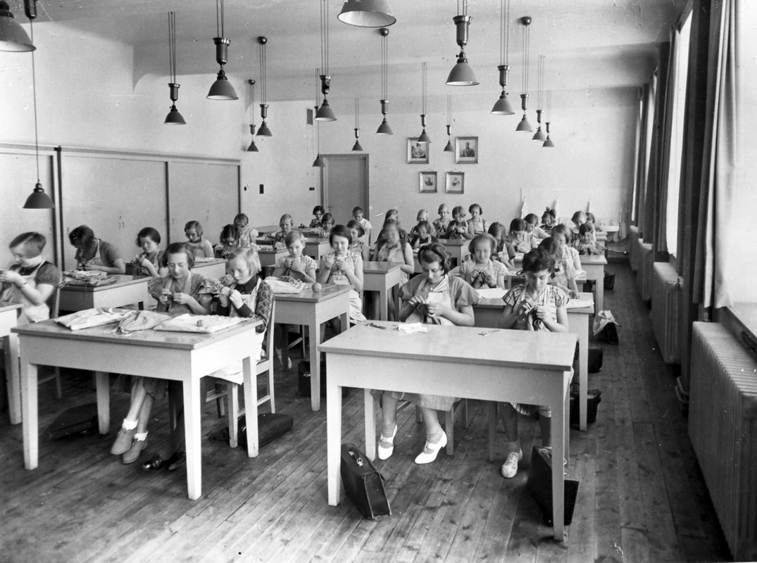 Jenteklasse, jenter som syr, håndarbeid. Møllergatens skoles utvidelse, 1933
