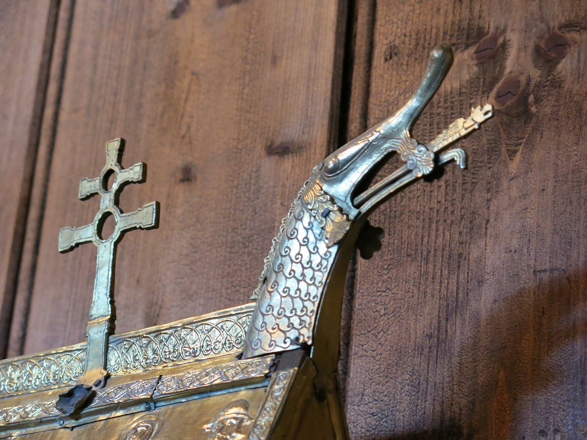Detalj med dragemøne fra relikvieskrinet i Hedalen stavkirke