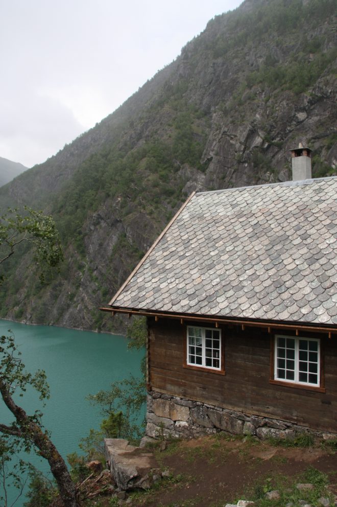 Wittgensteins hus i landskapet med utsyn utover en sjøgrønn fjord
