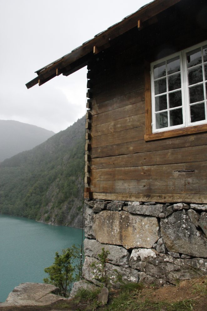 Bilde av Wittgenstein sitt hus, sett frå hjørnet av huset ut over ein tåkete fjord.
