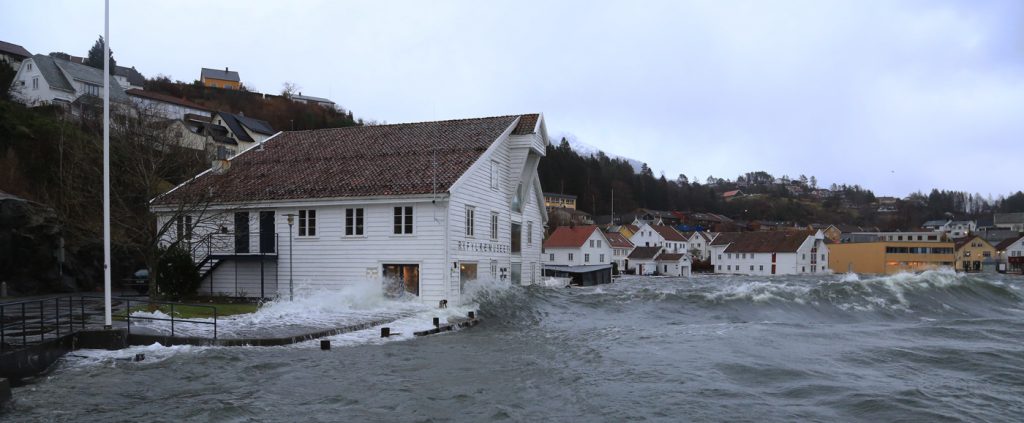 Nessasjøhuset er et varehus fra 1850 som i dag huser Ryfylkemuseet. På bildet er det høy sjø.