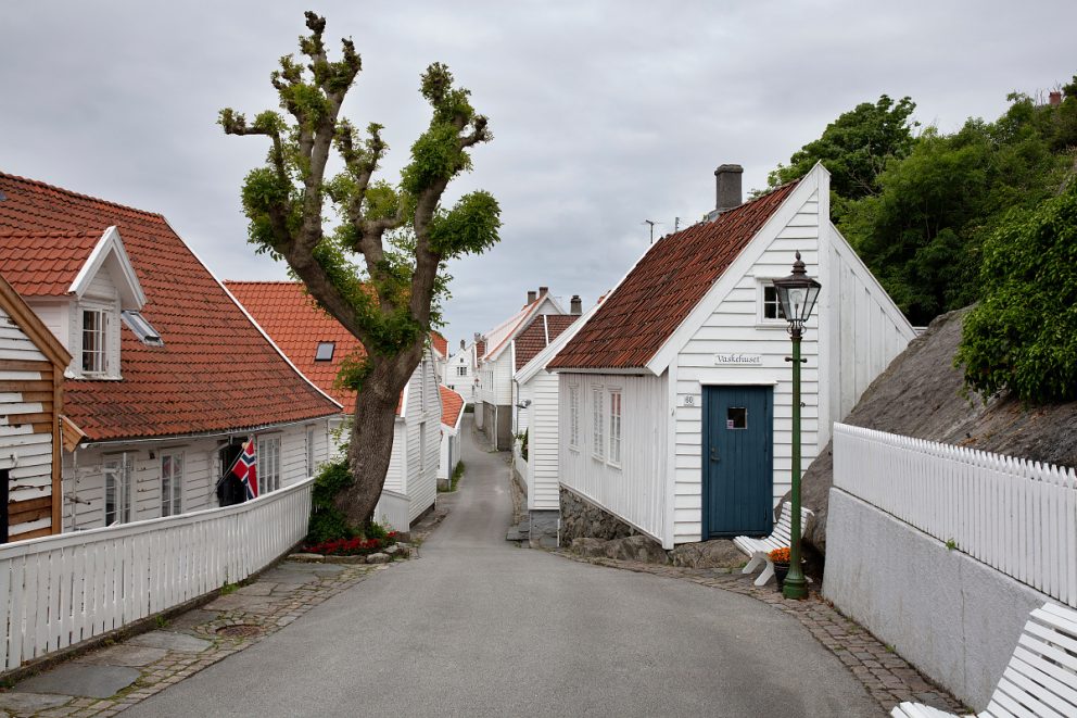 Brann i tette trehus kan utvikle seg raskt.